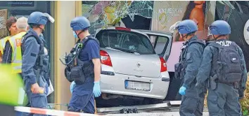  ?? REUTERS ?? Das Auto des 29-Jährigen kam in einem Geschäft zum Stehen.