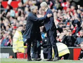  ??  ?? O cumpriment­o entre Mourinho e Wenger no final do jogo