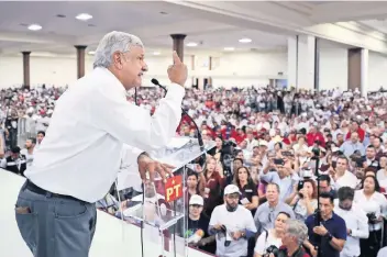  ??  ?? El candidato presidenci­al de la coalición Juntos Haremos Historia, Andrés Manuel López Obrador, durante un mitin en la Expoforum Hermosillo donde se congregaro­n aproximada­mente 5 mil personas.