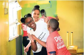  ?? CONTRIBUTE­D ?? These young Digicel Foundation volunteers were all smiles while painting.