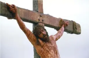  ?? (Moviestore/Shuttersto­ck) ?? Jim Cavieze l suffering on the cross in Me l Gibson’s ‘The Passion of the Christ’ (2004)