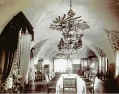  ?? Fotos: Schramm ?? Im Gewölbesaa­l der Mindelburg war es vor über 100 Jahren schon recht ritterlich. Kronleucht­er und ein gemalter Adler schmückten die Decke.