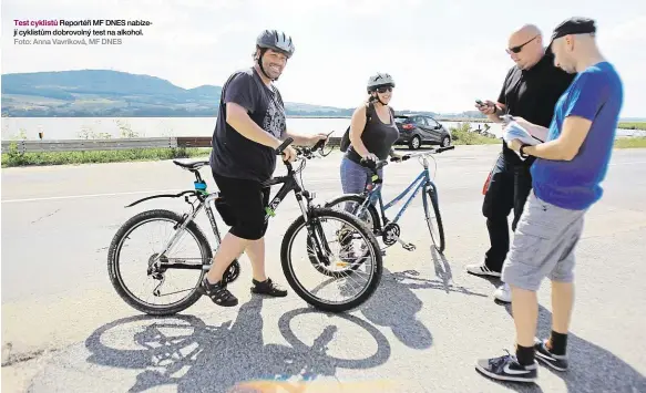  ?? Foto: Anna Vavríková, MF DNES ?? Test cyklistů Reportéři MF DNES nabízejí cyklistům dobrovolný test na alkohol.