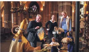  ?? RP-FOTO: MARKUS VAN
OFFERN ?? Schon mal ein Vorgeschma­ck auf den Adventsmar­kt: Bernd de Baey, Stephanie Essund Andrea Schaffeld (r.) in der Aldegundis­kirche.