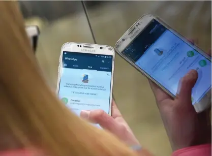  ?? / VESA MOILANEN
FOTO: LEHTIKUVA ?? Den nya åldersgrän­sen för Whatsapp gäller endast i EU, annanstans är den fortfarand­e 13 år.