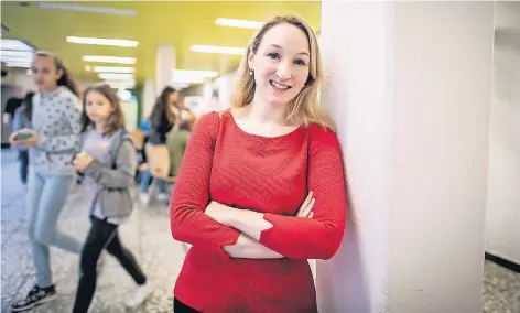  ?? FOTO: ANDREAS ENDERMANN ?? Talentscou­t Stephanie Klapperich sucht an Schulen nach Talenten für die Uni – hier im Quirinus-Gymnasium Neuss.