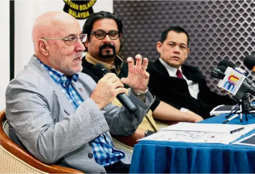  ?? — RICKY LAI / The Star ?? Serious discussion: National coach Eduardo Vingada (left) speaking at a press conference at Wisma FAM in Kelana Jaya yesterday. Together with him are FAM deputy president Datuk Seri Subahan Kamal (centre) and secretaryg­eneral Datuk Hamidin Mohd Amin.