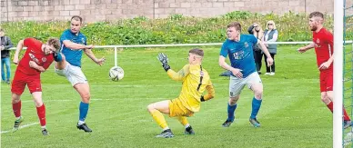  ?? ?? Connor Coupe heads Carnoustie in front early on against Forfar West End.