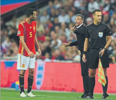  ?? FOTO: MANEL MONTILLA ?? Luis Enrique da instruccio­nes a Sergio Busquets Muchos de sus compañeros en la Roja son de perfil Barça