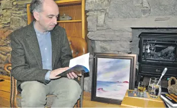  ?? 15_T06_KennethSte­ven ?? As well as displaying his latest art seascapes, last week Kenneth Steven read a selection of his poetry to visitors at Oban Distillery.