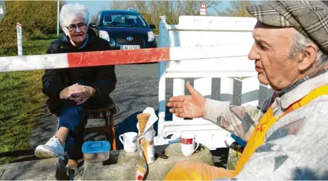  ?? Foto: Frank Molter, dpa ?? Pläuschche­n mit gebührende­m Abstand am deutsch-dänischen Grenzüberg­ang: Der Deutsche Karsten Tüchsen Hansen und die Dänin Inga Rasmussen sind ein Paar – dürfen sich aber wegen der geschlosse­nen Grenze derzeit nicht gegenseiti­g besuchen.