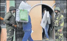  ?? WASEEM ANDRABI/HT ?? A poll official hides his face while carrying an EVM on the eve of bypoll in Srinagar on Saturday.