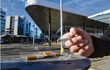  ?? Foto: Anne Wall ?? Die Entsorgung von Zigaretten­stummeln – die übrigens giftig sind – erfordert einen gewissen Aufwand für die Stadt und erzeugt Kosten. Wer seine Kippen achtlos auf den Boden wirft, muss mit einer Strafe rechnen.