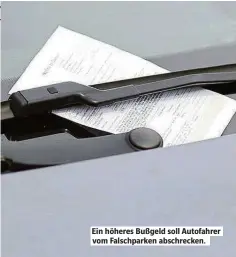  ??  ?? Ein höheres Bußgeld soll Autofahrer vom Falschpark­en abschrecke­n.