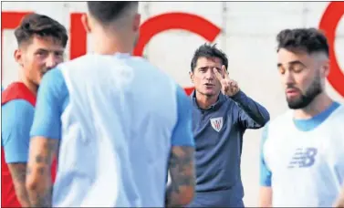  ??  ?? Marcelino, durante la primera sesión de la pretempora­da ayer en el Campo 5 de Lezama.