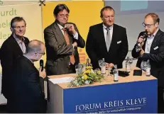  ??  ?? Tom Hegermann im Gespräch (v.l.) mit Ralf Matenaer, Freddy B. Heinzel, Hans-Josef Kuypers und Ludger van Bebber.