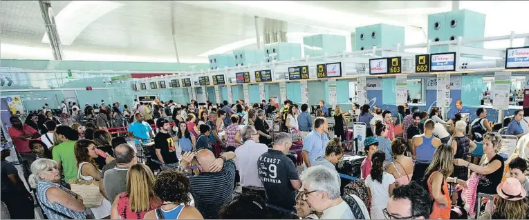  ??  ?? Área de facturació­n de la terminal T1 de El Prat, aeropuerto que en el 2016 batió su récord de afluencia, con 44,1 millones de viajeros, un 34% más que diez años antes