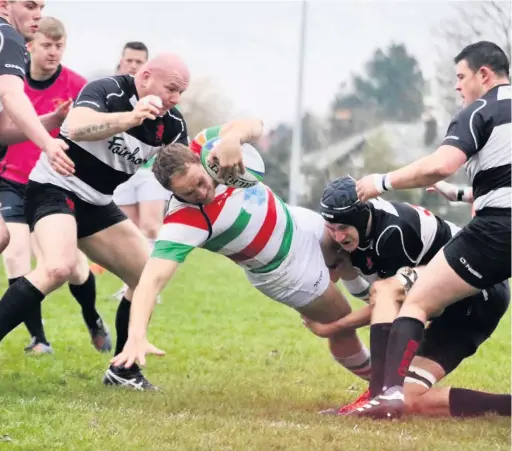  ?? Jackson Davies ?? ●●Richard Sackville-West scoring Stockport’s first try against Broughton Park at the weekend