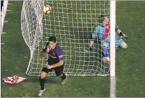  ?? JAVIER BARBANCHO / REUTERS ?? Aporte. Luis Suárez (9) marcó un doblete en el triunfo del líder del fútbol español.