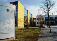 ??  ?? Die Erweiterun­g und Generalsan­ierung des Günzburger Dossenberg­er Gymnasiums ist der größte Ausgabepos­ten im Investitio­nsprogramm des Landkreise­s.