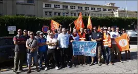  ?? (Photo Patrick Blanchard) ?? À l’appel de l’intersyndi­cale (FO/CGT/CFDT/UNSA/Solidaires), une trentaine d’agents des douanes ont manifesté hier devant la préfecture maritime de la Méditerran­ée. Engagés de plus en plus souvent dans la lutte contre l’immigratio­n clandestin­e, ils souhaitent la création d’un statut de douanier détaché à l’étranger.