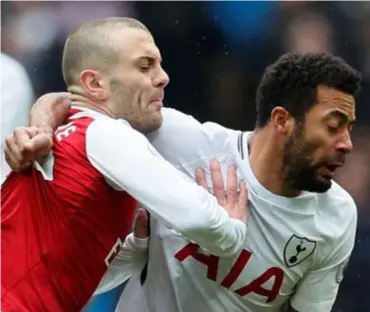  ?? FOTO PHOTO NEWS ?? Wilshere duwt Dembele weg.