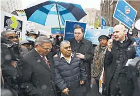  ??  ?? Respaldo. Catalino Guerrero (centro izquierda), junto al senador Bob Menéndez (izquierda) y el arzobispo de Newark, Joseph Tobin.