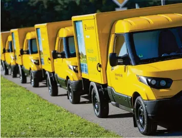  ?? Foto: Oliver Berg, dpa ?? Sie soll man künftig noch häufiger auf deutschen Straßen sehen: die Streetscoo­ter der Deutschen Post. Die fahren rein elektrisch und haben eine Reichweite von 80 Kilometern. Seit April verkauft sie die Post auch an Dritte.