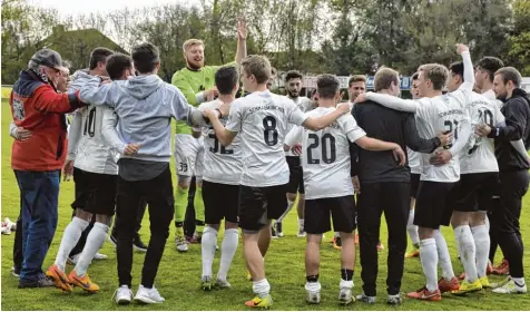  ?? Fotos: Christian Kruppe ?? So hat es Schwabmünc­hens Trainer Stefan Tutschka (Zweiter von links) am liebsten. Zusammen mit dem Team bejubelt er einen Sieg. Nach der besten Saison der Vereins geschichte will er ab Samstag an diese Erfolge anknüpfen.