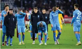  ?? Photograph: Massimo Pinca/Reuters ?? Napoli’s players look dejected after their 3-0 defeat by Torino.