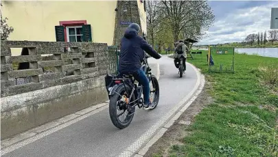  ?? ?? Ziemlich enge Stelle: Am Elbschlöss­chen ist der Elberadweg nur 1,80 Meter breit, Begegnungs­verkehr ist da kaum möglich.