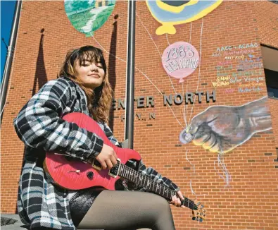  ?? PAUL W. GILLESPIE/CAPITAL GAZETTE ?? Mehlani, age 17, is a senior at Old Mll. She sits with her guitar at the Glen Burnie Town Center.