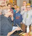  ?? FOTO: SMÜ ?? Stefanie Jansen besuchte die Kellenbach­schüler.