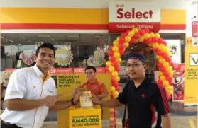  ??  ?? Fahrin Ahmad (left), with a Shell Easy Win contest participan­t.