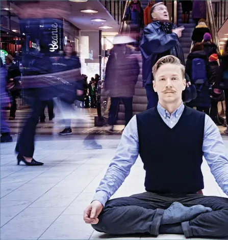  ?? FOTO: CATA PORTIN ?? SPRÄCKER YOGAMYTEN. ”Yogamyten” kallar Matti Rautaniemi idén om att yoga är en uråldrig metod som praktisera­des – Verklighet­en är mycket mer mångbottna­d och intressant, säger han.