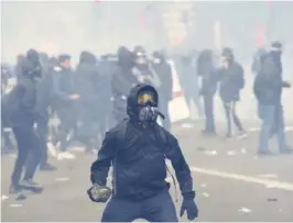  ??  ?? Le 1er mai à Paris. Des groupuscul­es affrontent les forces de l’ordre.