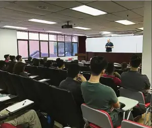  ??  ?? University of London Undergradu­ate Laws Programmes director
Rev Simon Askey delivering a lecture to LLB Year One students during his recent visit to Malaysia.