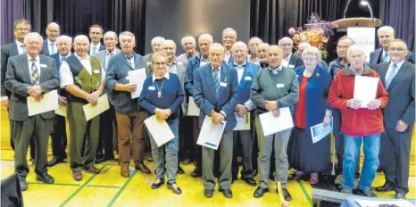  ?? FOTO: VOLKMAR HOFFMANN ?? Unser Bild zeigt einen Teil der anwesenden Geehrten, hinten rechts Vorstandsv­orsitzende­r Jürgen Findeklee.