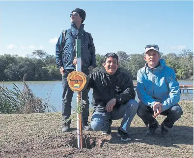  ?? Gentileza f. urunday ?? De Francia, Alemania y Colombia, los escultores plantaron ayer un árbol en el monte