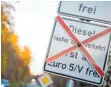  ?? FOTO: DPA ?? Die ersten Schilder für Dieselfahr­verbote in Stuttgart hängen bereits.