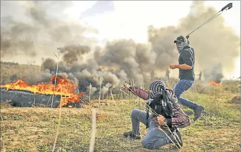  ?? FOTOS: AFP Y DPA ?? FUEGO. Según una encuesta, el 45% de la población de Palestina estaría de acuerdo con una revuelta popular violenta por la capital.