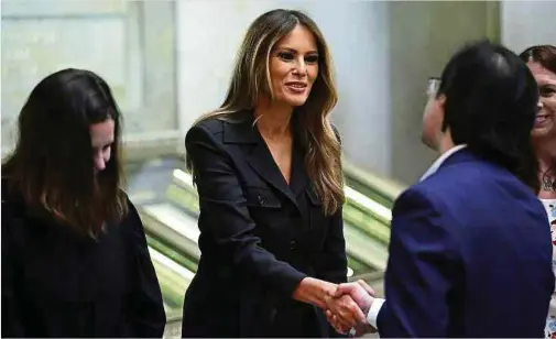  ?? Foto: Getty Images ?? Ungewöhnli­cher Auftritt: Im Dezember nahm Melania Trump als Rednerin an einer Einbürgeru­ngszeremon­ie in Washington teil.