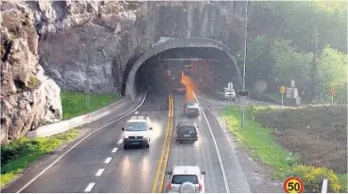  ?? FOTO: PER-ÅGE ERIKSEN ?? STENGES: Brattåstun­nelen blir steng tirsdag kveld. Det skal lages luker i betonghvel­vingen, slik at man kan inspisere tunnelen for mulig nedfall av stein bak hvelvingen.