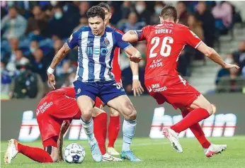 ?? ?? Evanilson rodeado por adversário­s: o avançado do FC Porto teve pouco espaço