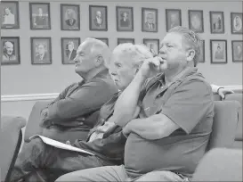  ?? Kevin Myrick /
Standard Journal ?? Polk County Landfill Citizen Advisory Committee members listen as landfill manager George Gibbons explains operations.