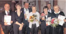  ?? FOTO: MARIA MÜNCH ?? Insgesamt konnten beim Kirchencho­r Mahlstette­n fünf Ehrungen vorgenomme­n werden, von links Helmut Sobko, Chorleiter­in Friederike Weber, Bruno und Anneliese Seuling, Roswitha Schutzbach, Pfarrer Johannes Amann, Edeltraud Schutzbach.