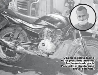  ??  ?? La motociclet­a de uno de los presuntos ladrones fue decomisada por la Policía. En el círculo, Juan Bravo, detenido.