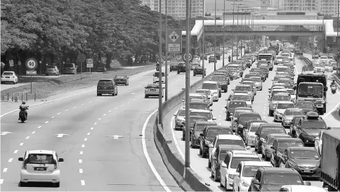  ??  ?? The traffic from Gombak Toll Plaza to the east coast moving slowly as the number of vehicles increases. Many city folk begin to head for their hometowns in view of the long National Day, Hari Raya Aidiladha and school holidays. — Bernama photo