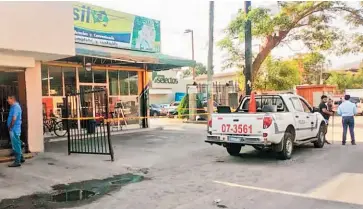  ??  ?? Atraco. Los delincuent­es armados con pistolas aprovechar­on que los empleados se disponían a abrir el negocio para someterlos. Los sujetos se transporta­ban en un pick up doble cabina azul.