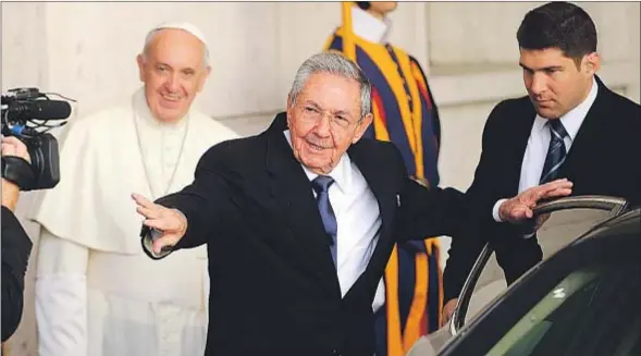  ?? FABIO FRUSTACI / ANSA / AP ?? Cómplices. El presidente cubano, Raúl Castro –a la salida de la audiencia privada con el papa Francisco (en segundo plano)–, agradeció al Pontífice su mediación para conseguir el restableci­miento de relaciones con Estados Unidos